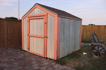 old wooden shed © Fer