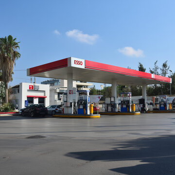 Editorial: Esso Tankstelle &ndash; steigende Spritpreise, Benzin & Diesel, Energiekrise, Roh&ouml;lpreise, Pendlerkosten, Politik, Mineral&ouml;lkonzerne, Preisdiskussion, Copyspace