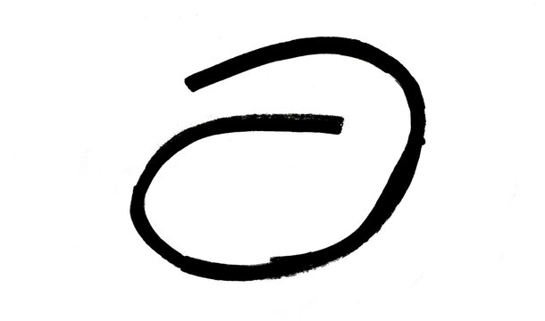 C&iacute;rculo irregular dibujado a mano con marcador sobre fondo negro abstracto