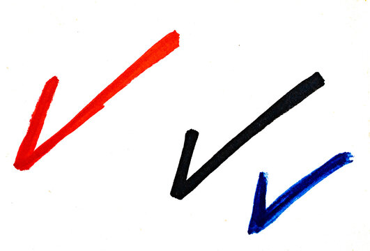 Marcas de verificaci&oacute;n coloridas dibujadas a mano sobre fondo negro abstracto