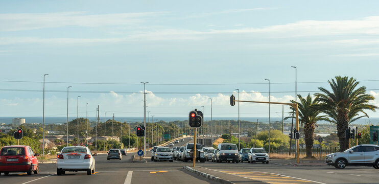 Somerset West. Western Cape South Africa. 07.02.2026.  Stationary cars at traffic lights on the R44 highway towards Somerset West Western Cape S Africa.