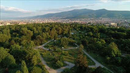 Obraz premium Aerial View of Urban Park with Mountain Background