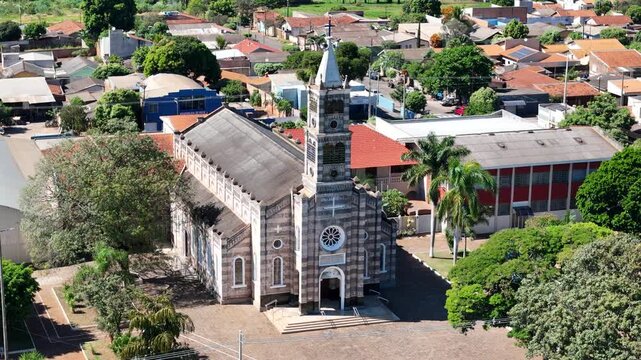 Igreja Matriz de Florest&oacute;polis - Par&oacute;quia S&atilde;o Jo&atilde;o Batista, um v&iacute;deo de drone! Florest&oacute;polis, Paran&aacute;, Brasil! 