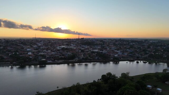 Amanhecer nos lagos da cidade de Alvorada do Sul, Paran&aacute;, Brasil! Um v&iacute;deo a&eacute;reo de drone!