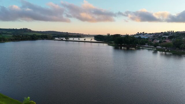 Amanhecer nos lagos da cidade de Alvorada do Sul, Paran&aacute;, Brasil! Um v&iacute;deo a&eacute;reo de drone!