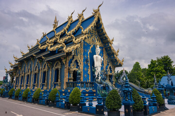 Fototapeta premium Vibrant Blue Temple Wat Rong Suea Ten with ornate gold details in Chiang Rai, Thailand