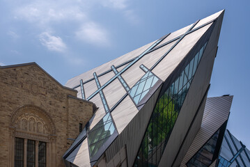 Naklejka premium Royal Ontario Museum - Michael Lee-Chin Crystal Facade - Toronto, Ontario, Canada