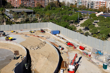 Fototapeta premium Vue aérienne d'un chantier de construction à Barcelone, avec des engins de chantier en activité.