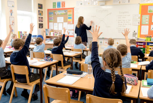 教室で手を挙げる小学生たち