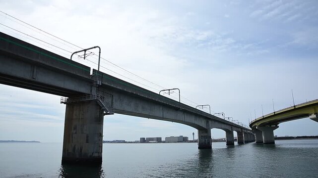 中部国際空港連絡鉄道橋を渡る2000系ミュースカイ（名鉄空港線 りんくう常滑 - 中部国際空港, 2026年3月）