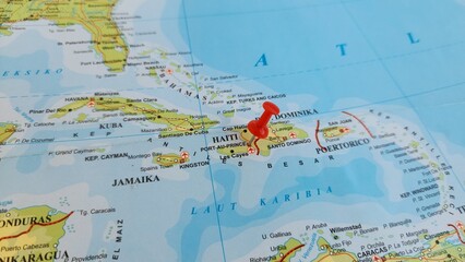 Obraz premium View of Port-au-Prince is the capital and most populous city of Haiti, on a geographical map of America, marked with red push pin