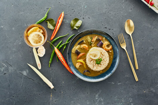 海老のグリーンカレーとご飯の俯瞰フードフォト