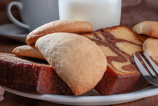 reposteria fina, pan dulce mexicano para desayuno postres o cenas en familia, tradicional. acercamiento o zoom a pan. panque marmoleado con empanadas de cajeta leche y cafe al fondo.