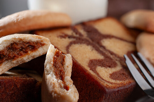 reposteria fina, pan dulce mexicano para desayuno postres o cenas en familia, tradicional. acercamiento o zoom a pan. panque marmoleado con empanadas de cajeta rellenas de cajeta, leche fria al fondo.