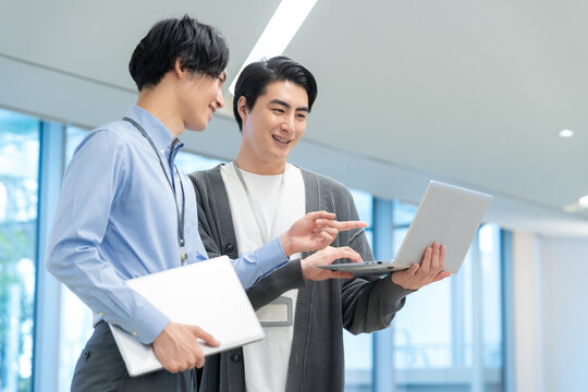 オフィスで会議をするエンジニア　撮影協力：学校法人電波学園　東京電子専門学校