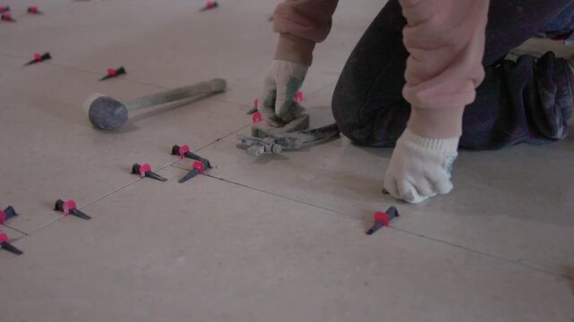 Visual presentation of tile fitting procedures and tools used. Comprehensive summary showing tile arrangement strategies in workshop environment with tools displayed