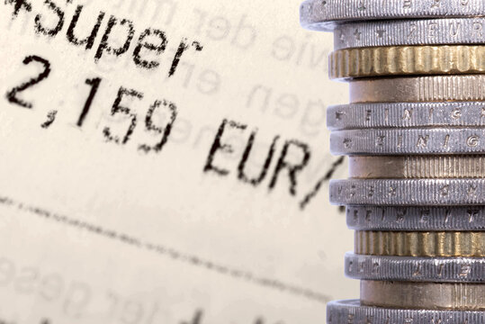 Euro M&uuml;nzen und eine Tankquittung als Symbol f&uuml;r hohe Kraftstoffpreise an den Tankstellen