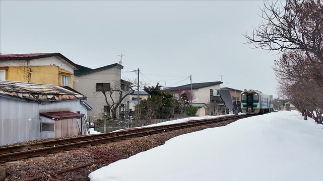 雪降る中に五所川原に到着する普通列車