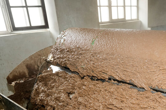 Rotating rollers with dense wood with a solution in the container and distributed on the rollers and paper is produced from recycled paper and cardboard raw materials.