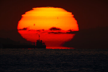 海と切り離される日の出の太陽20250214-1 © Kouzi.Uozumi