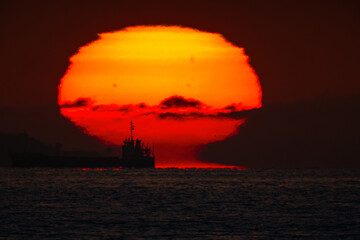海と切り離される日の出の太陽20250214-2 © Kouzi.Uozumi