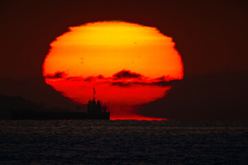 海と切り離される日の出の太陽20250214-3 © Kouzi.Uozumi