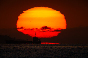 海と切り離される日の出の太陽20250214-6 © Kouzi.Uozumi