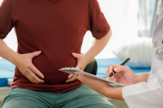 Medical consultation: Doctor explaining the causes of abdominal bloating and indigestion to a patient.
