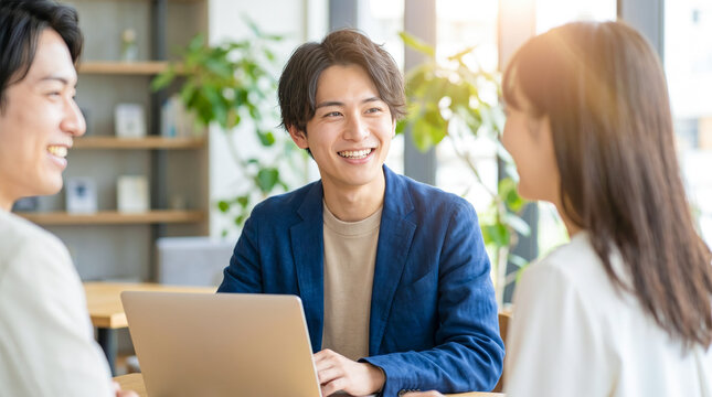 ビジネス会議で意見交換するスタッフのミーティング風景、オフィスでの打ち合わせシーン