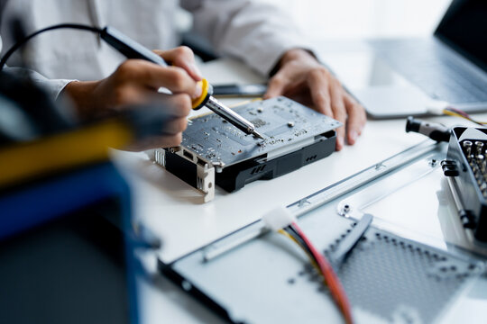 IT Engineer installing Hardware Equipment Development Facility Engineer &nbsp;Maintenance computer Motherboard Electronic repair shop technology business