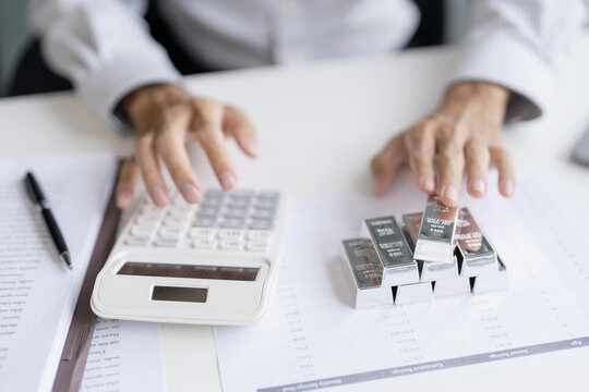 Silver bar Trading business man hand offering silver&nbsp;Investment financial report Trading Pure silver precious metals investment&nbsp; on the stock exchange&nbsp;Rising prices.