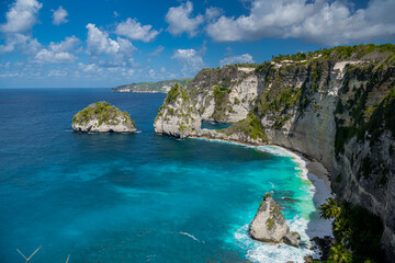 Fototapeta premium Breathtaking view of Diamond Beach, Nusa Penida Island near Lembongan off Bali, Indonesia. Wider Angle