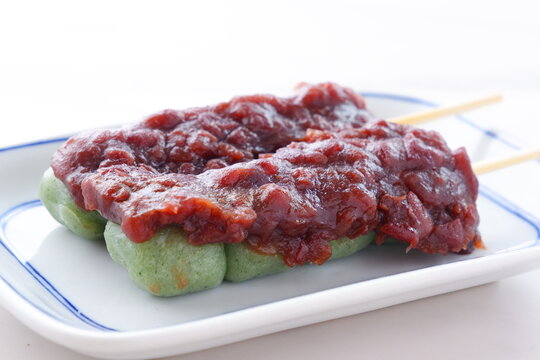蓬を使った草餅で作った緑色のおだんごに、こしあんをたっぷり載せた、よもぎ団子
