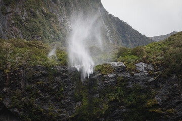 Obraz premium Strong wind makes the waterfall dancing