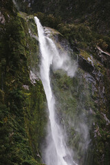 Obraz premium Strong wind makes the waterfall dancing