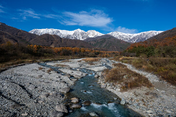 紅葉の山と冠雪の北アルプス　長野県白馬村 © RATM