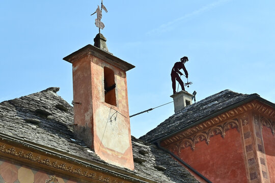 Valle Vigezzo, Santa Maria Maggiore: vecchie case, vicoli e decorazioni, Verbano Cusio Ossola, Piemonte.