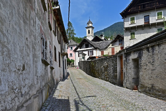 Valle Vigezzo, Craveggia: vecchie case, vicoli e decorazioni, Verbano Cusio Ossola, Piemonte.