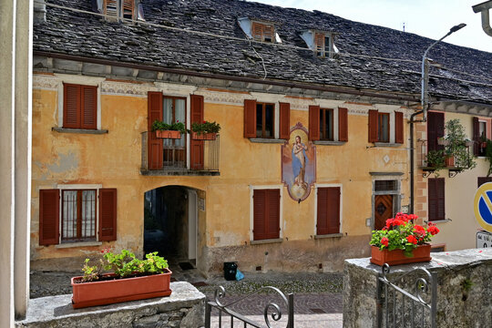 Valle Vigezzo, Craveggia: vecchie case, vicoli e decorazioni, Verbano Cusio Ossola, Piemonte.