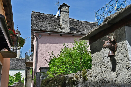 Valle Vigezzo, Craveggia: vecchie case, vicoli e decorazioni, Verbano Cusio Ossola, Piemonte.