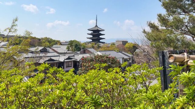 京都・八坂の塔（法観寺）と桜と古都の街並み｜春の日本を象徴する歴史風景（Yasaka Pagoda Kyoto Cherry Blossoms and Cityscape）