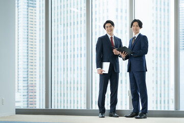 Fototapeta premium オフィスで会議をするビジネスマン 撮影協力：学校法人電波学園 東京電子専門学校