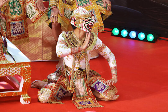 The Monkey Warrior Hanuman&rsquo;s Iconic Stance in KHON Performance, Fantastic Thai Traditional Masked Dance Drama Performed since the Ayutthaya Kingdom
