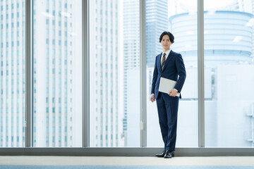 Fototapeta premium オフィスで仕事をするビジネスマン 撮影協力：学校法人電波学園 東京電子専門学校