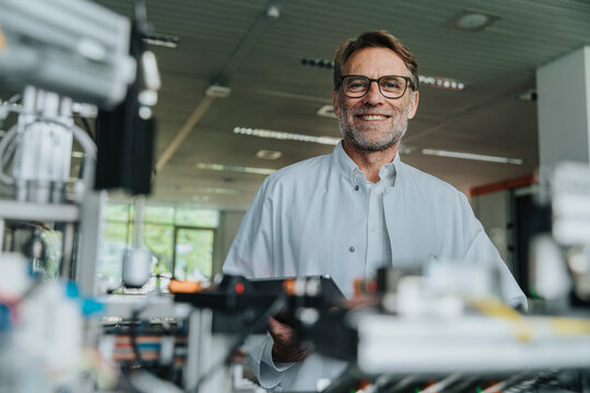 Scientist in laboratory with advanced sorting machine and equipment