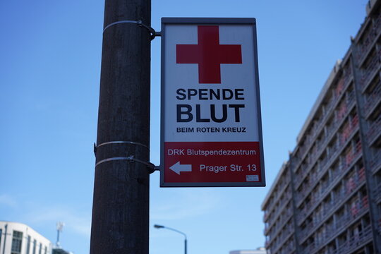 Werbung des DRK Blutspendezentrums in der Prager Stra&szlig;e in Leipzig am 22.04.2026