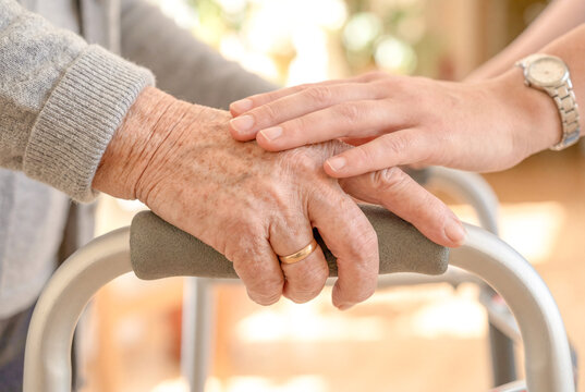 介護者が高齢者の手を支える安心イメージ