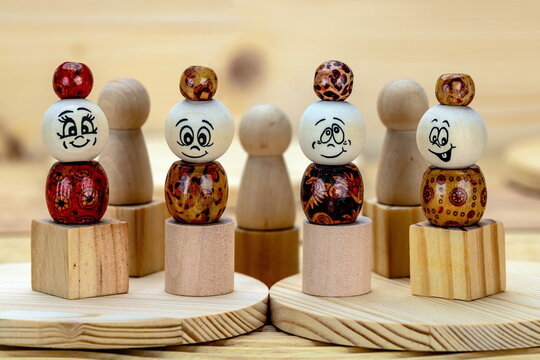 Oggetti di legno : espressioni facciali con emoticon in legno su sfondo in legno di abete