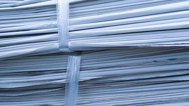 リサイクルを待つ新聞紙の束の細部