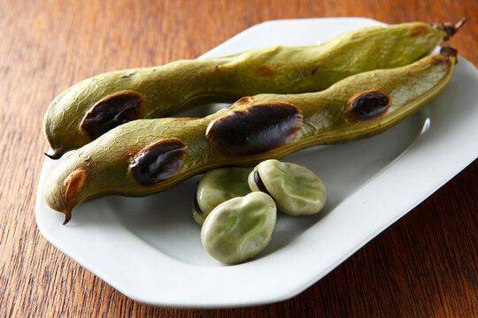 焼いたそら豆　さやと豆　木目バック